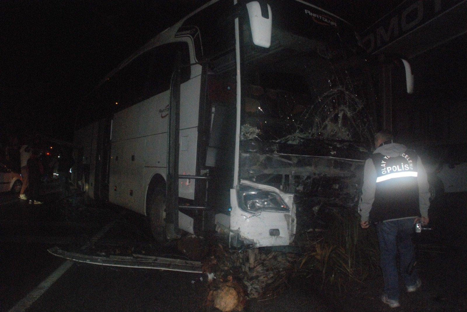 Antalya’da otobüs çarptığı otomobili sürükledi: 1 ölü